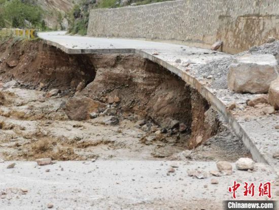 强降雨致舟曲迭部两县多处道路被毁 逾万村民受灾